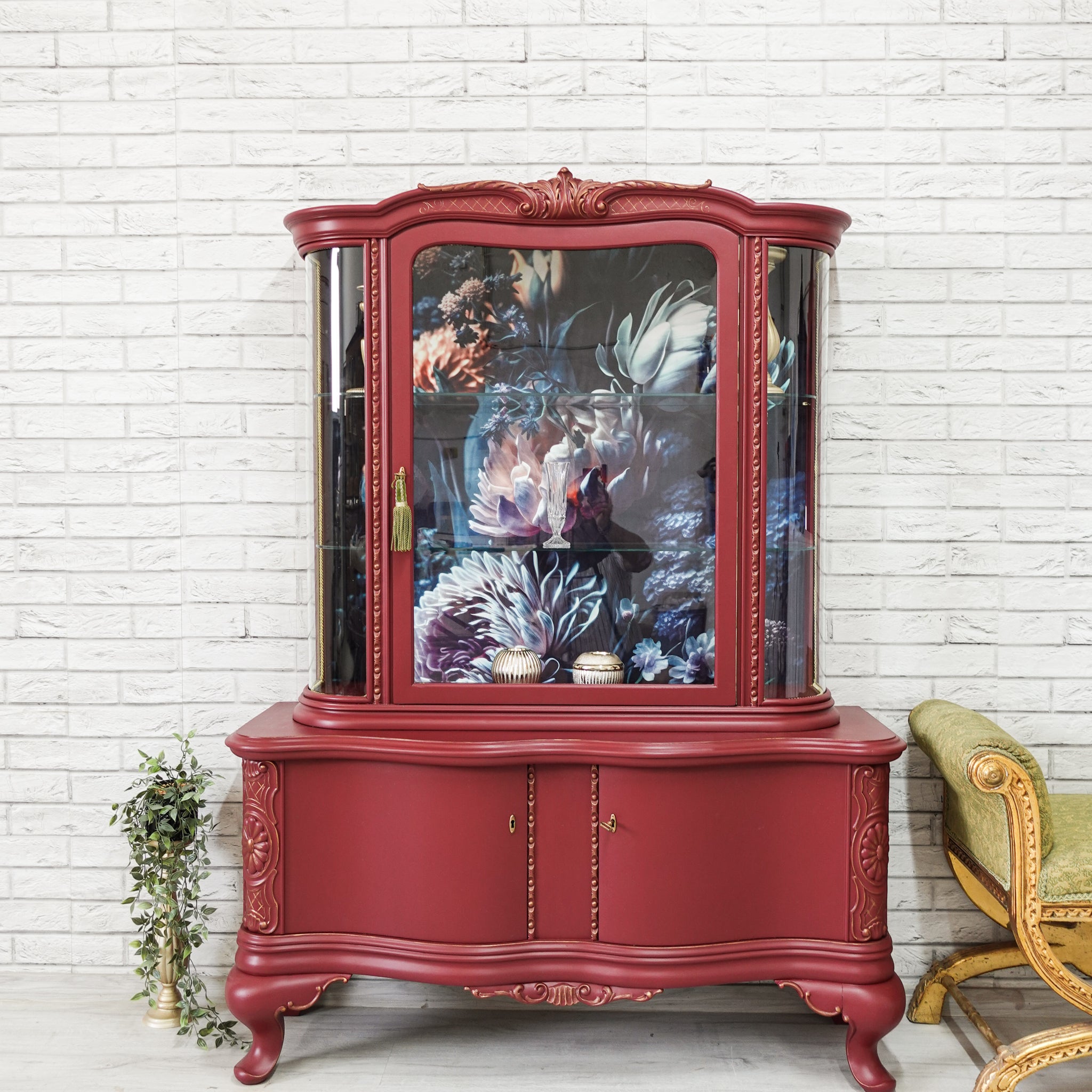 Vitrină baroc roșu burgundy cu geamuri curbate și fundal floral mobilier reconditionat