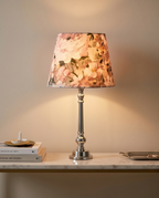 Lampa "Viață în Roz" – Eleganță tactilă și strălucire cromată