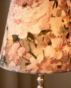 Lampa "Viață în Roz" – Eleganță tactilă și strălucire cromată