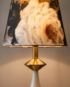 Lampa „Bujor Alb” – Rafinament auriu și lumină difuză