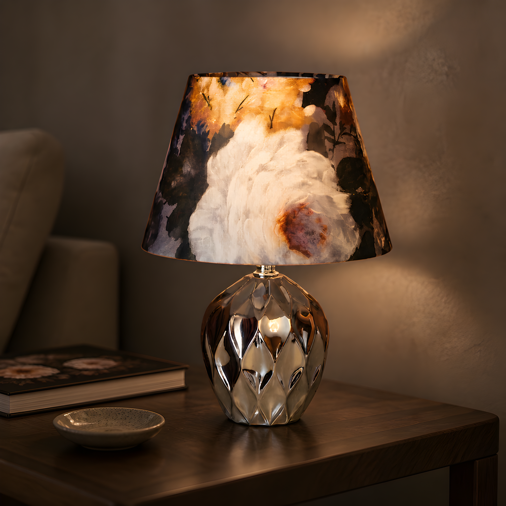 Lampa "Bujor Alb" – Arta catifelei și eleganța ceramicii