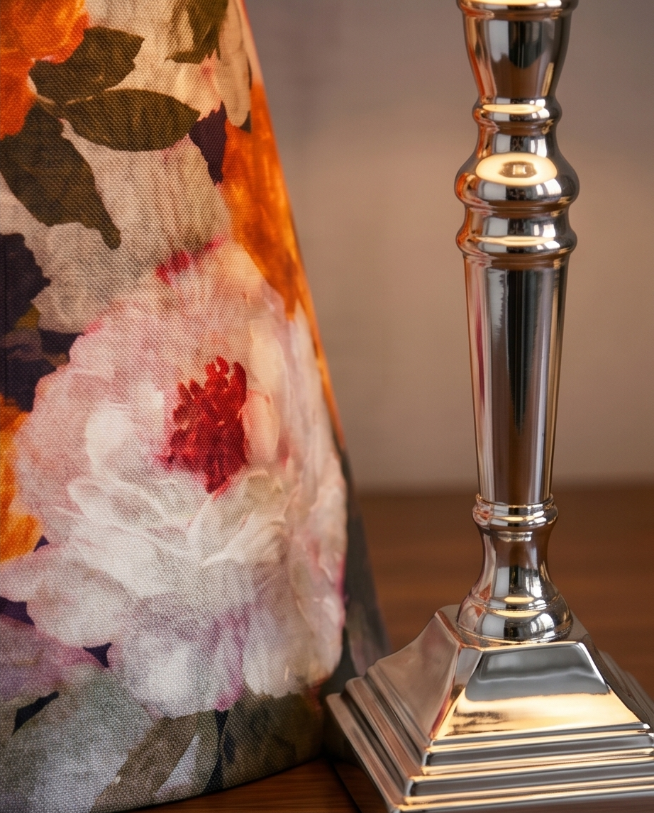 Lampa "Bujor Alb" – Eleganță tactilă și design contemporan