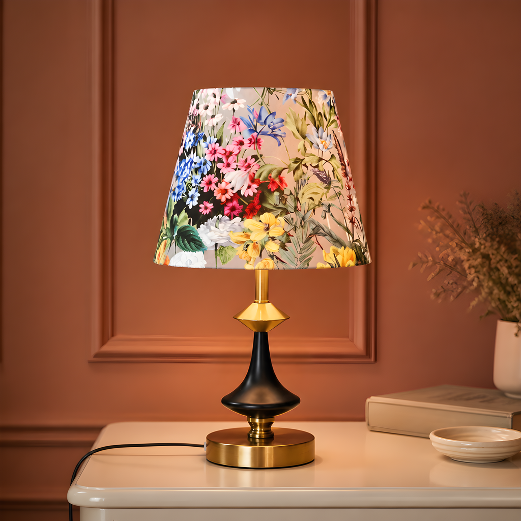 Lampa „Clopoțel” – Rafinament auriu și lumină difuză