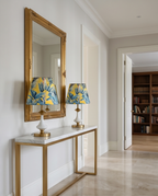 Lampa „Soare in Jungla” – Rafinament auriu și lumină difuză