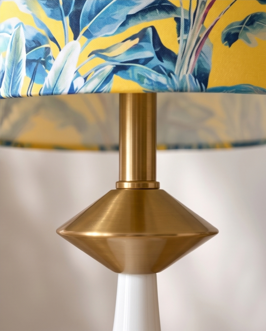 Lampa „Soare in Jungla” – Rafinament auriu și lumină difuză