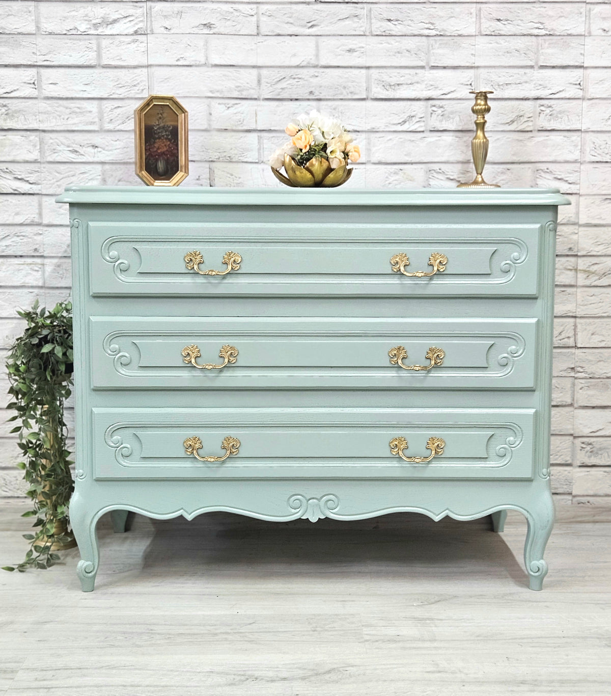 „Comodă recondiționată vintage Bombonica, vopsită bleu pastel cu detalii aurii, mobilier unicat realizat manual – Colorat by Mihaela Marinescu”