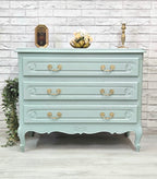 „Comodă recondiționată vintage Bombonica, vopsită bleu pastel cu detalii aurii, mobilier unicat realizat manual – Colorat by Mihaela Marinescu”