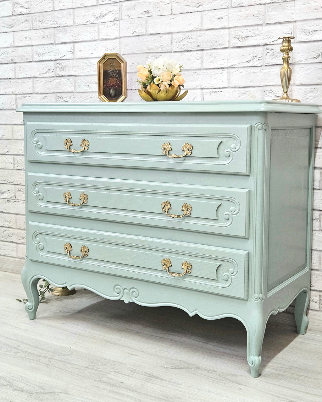 comodă recondiționată vintage Bombonica bleu pastel cu mânere aurii și finisaj elegant