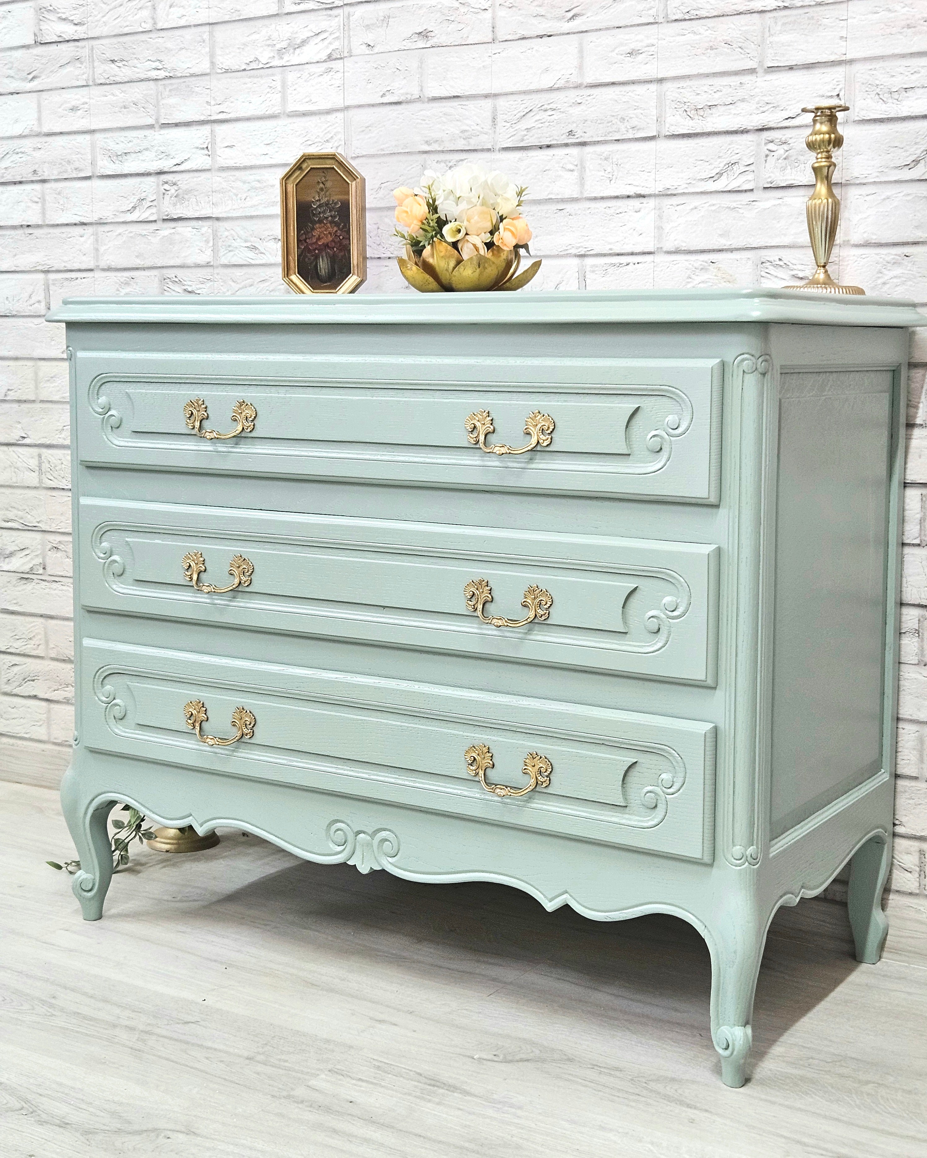 comodă recondiționată vintage Bombonica bleu pastel cu mânere aurii și finisaj elegant