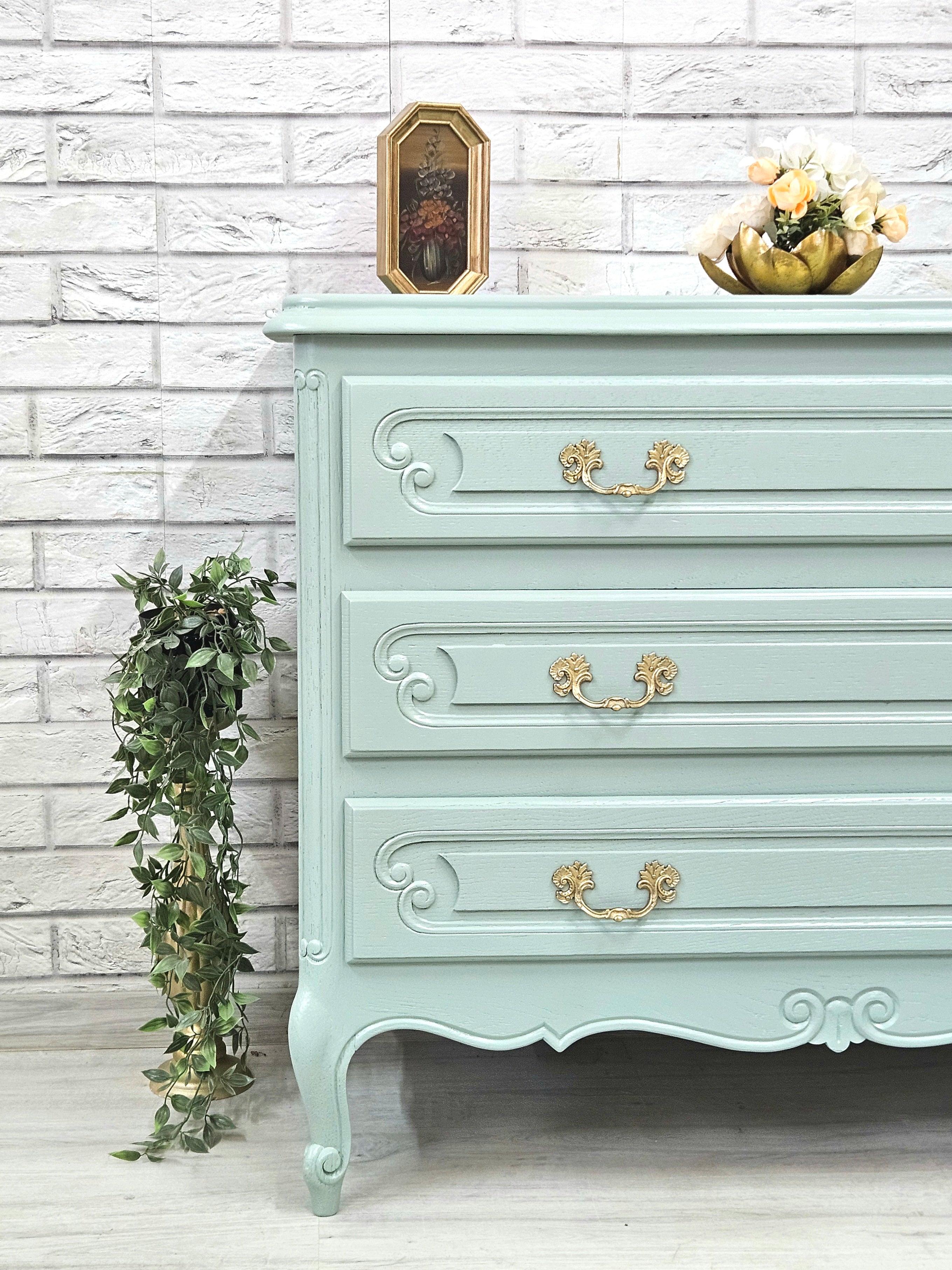 comodă recondiționată vintage Bombonica bleu pastel cu mânere aurii și finisaj elegant