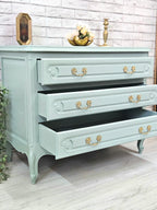 comodă recondiționată vintage Bombonica cu sertare deschise, bleu pastel și mânere aurii decorative