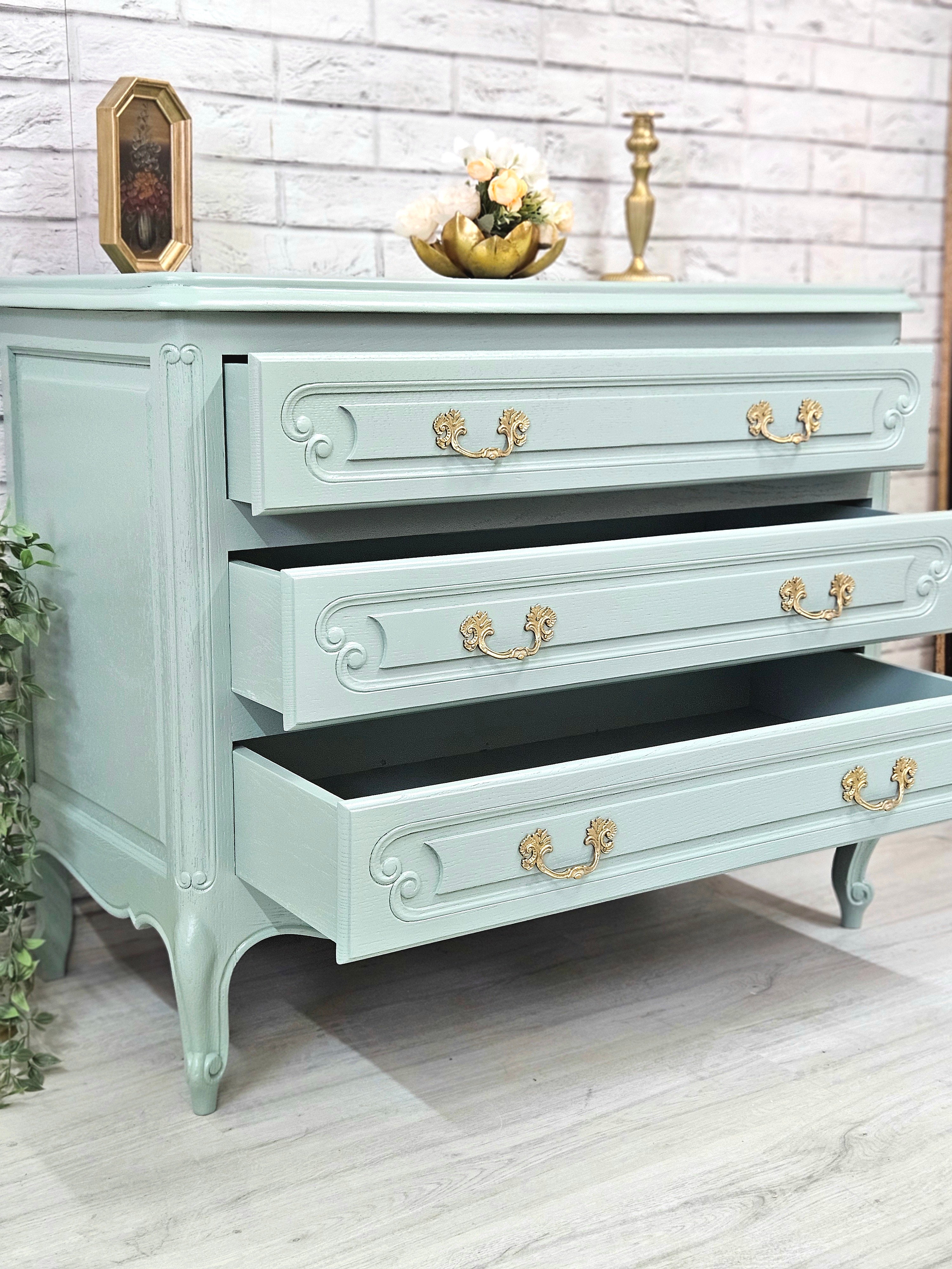 comodă recondiționată vintage Bombonica cu sertare deschise, bleu pastel și mânere aurii decorative