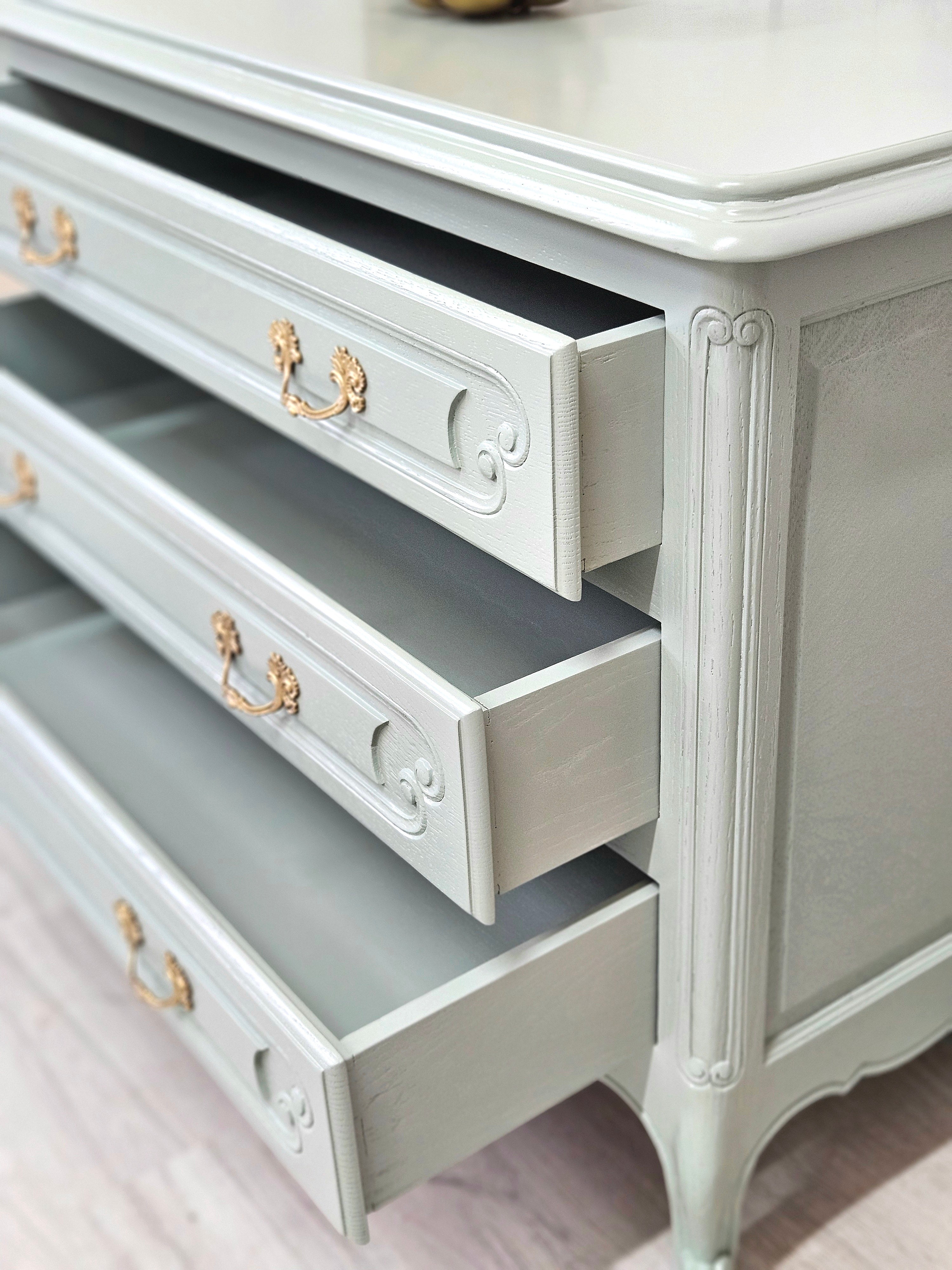 comodă recondiționată vintage Bombonica cu sertare deschise, bleu pastel și mânere aurii decorative