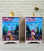 Set de două noptiere roz pictate manual cu peisaj de basm, fluturi și căsuță în pădure – mobilier recondiționat artistic