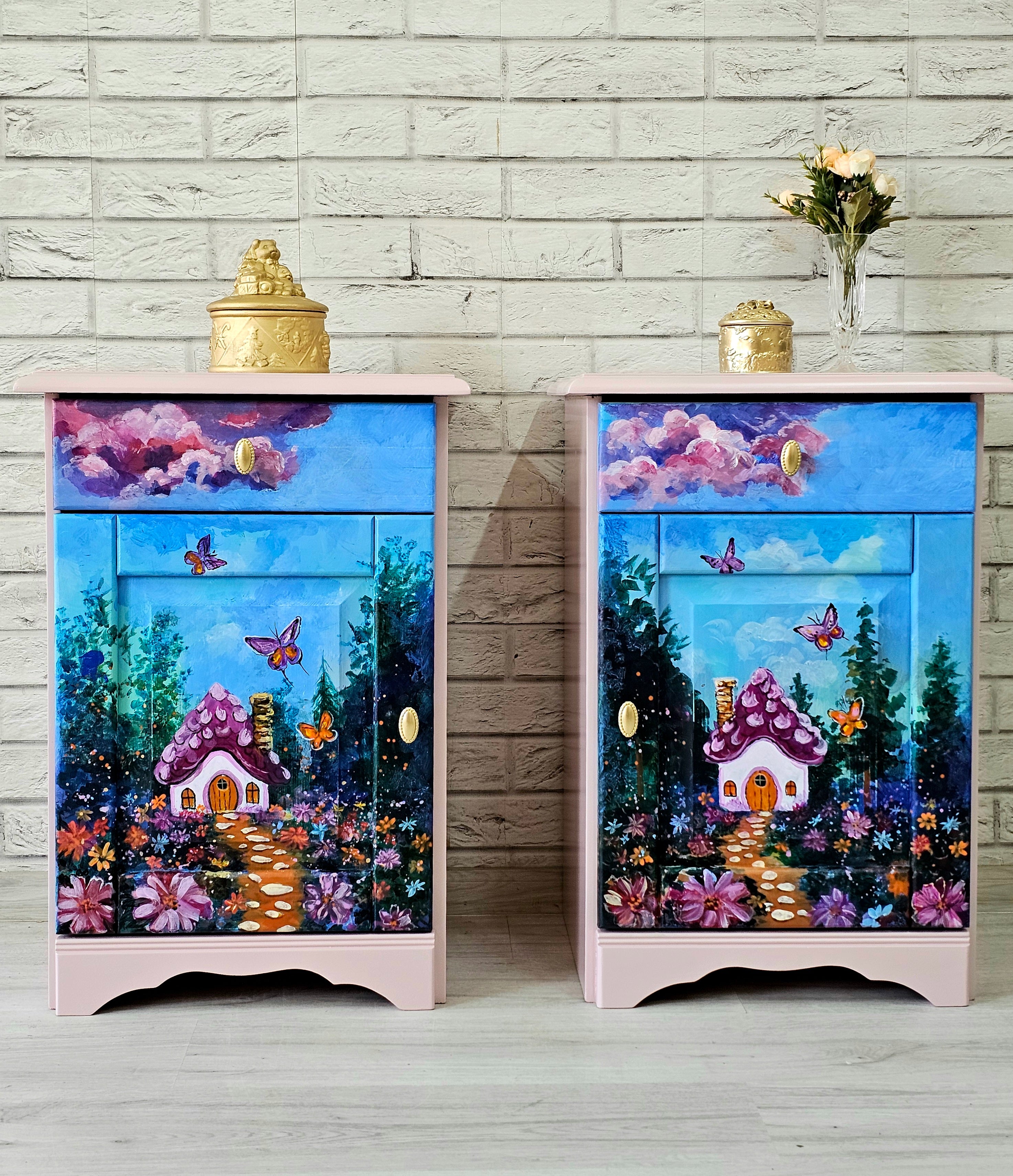 Set de două noptiere roz pictate manual cu peisaj de basm, fluturi și căsuță în pădure – mobilier recondiționat artistic