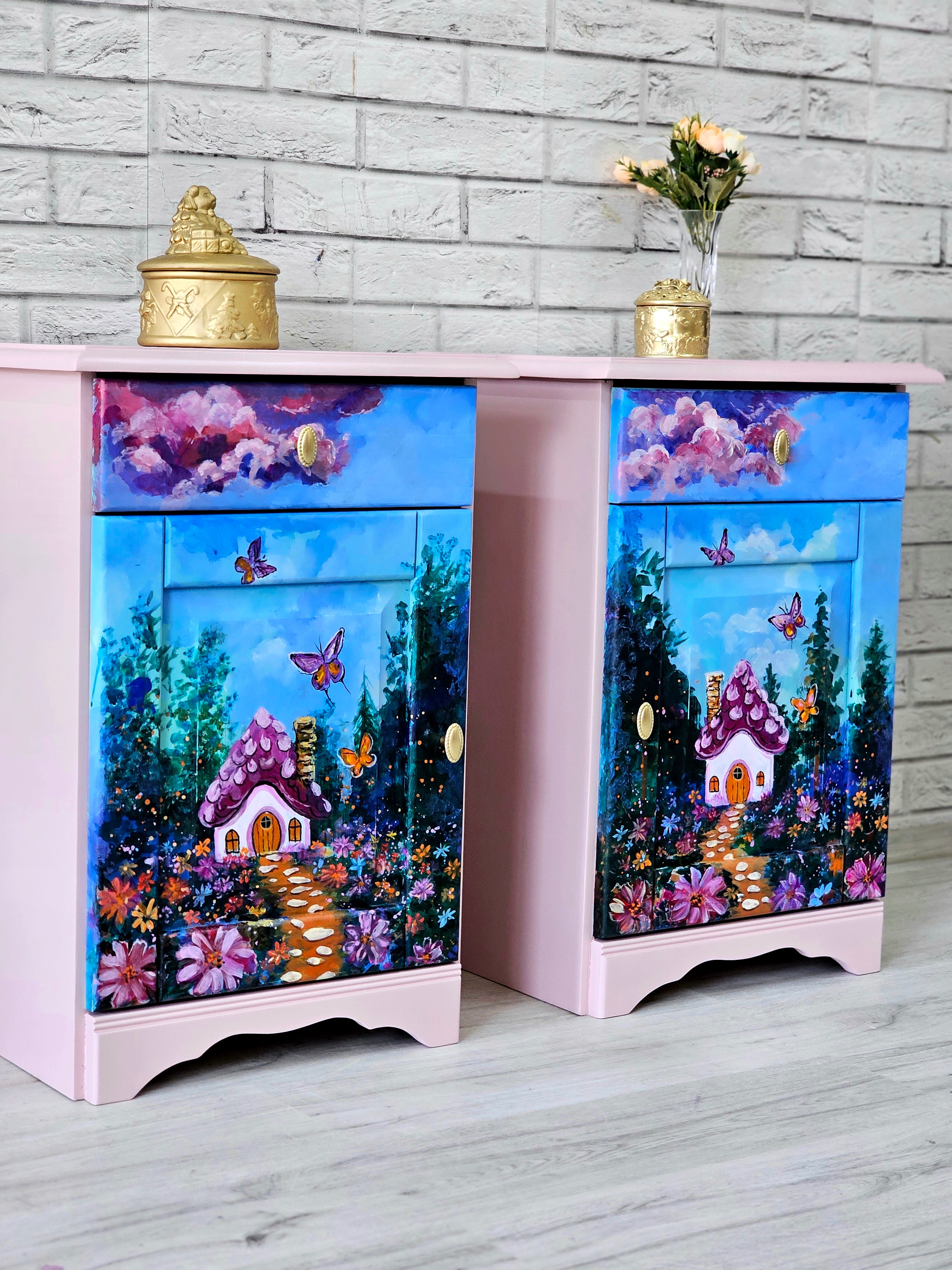 Noptiere roz pictate manual, cu design de basm – căsuță în pădure și fluturi colorați, recondiționate artistic
