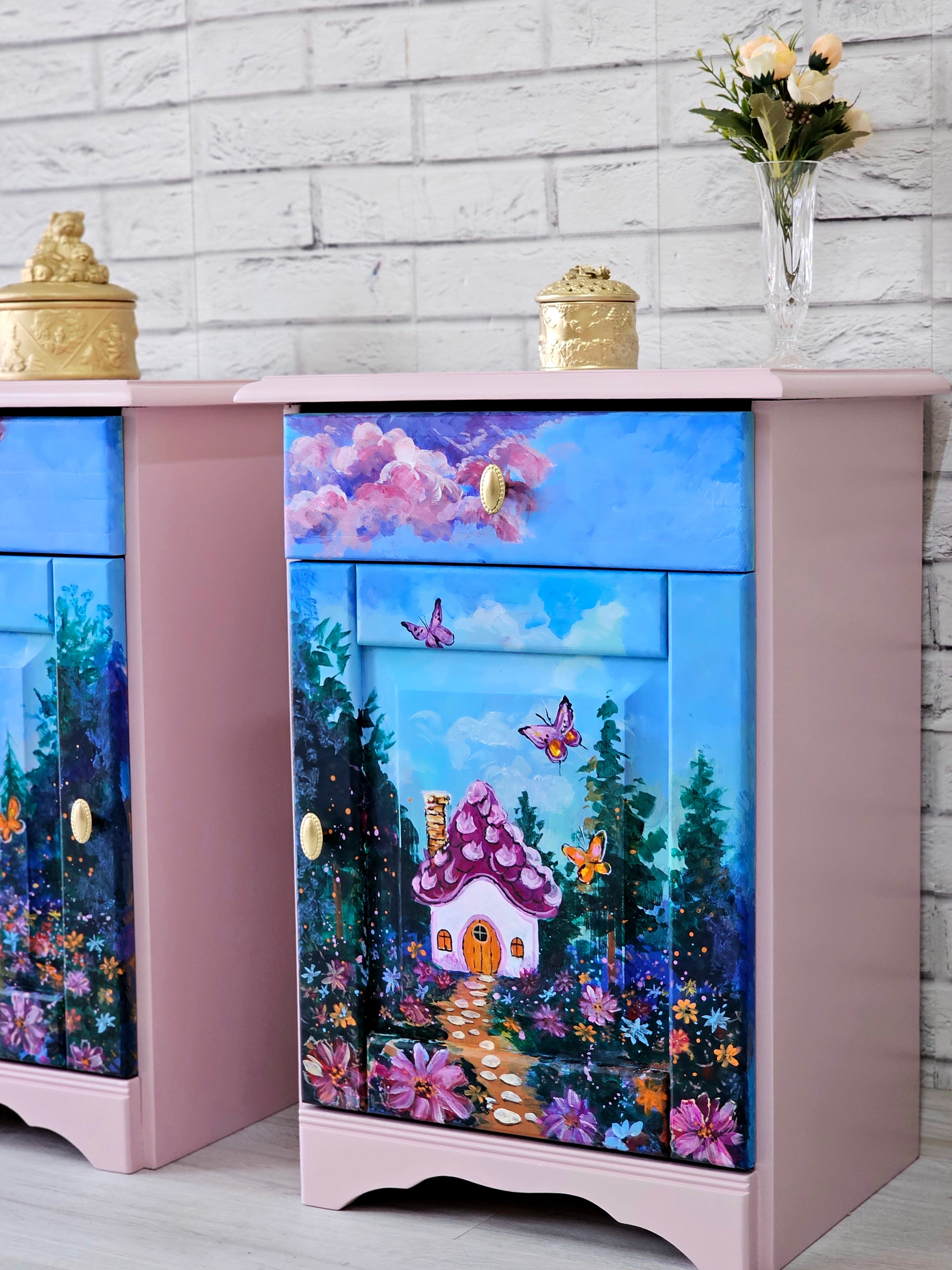 Noptieră pictată manual cu fluturi și peisaj de basm, fundal albastru și detalii florale, mobilier recondiționat