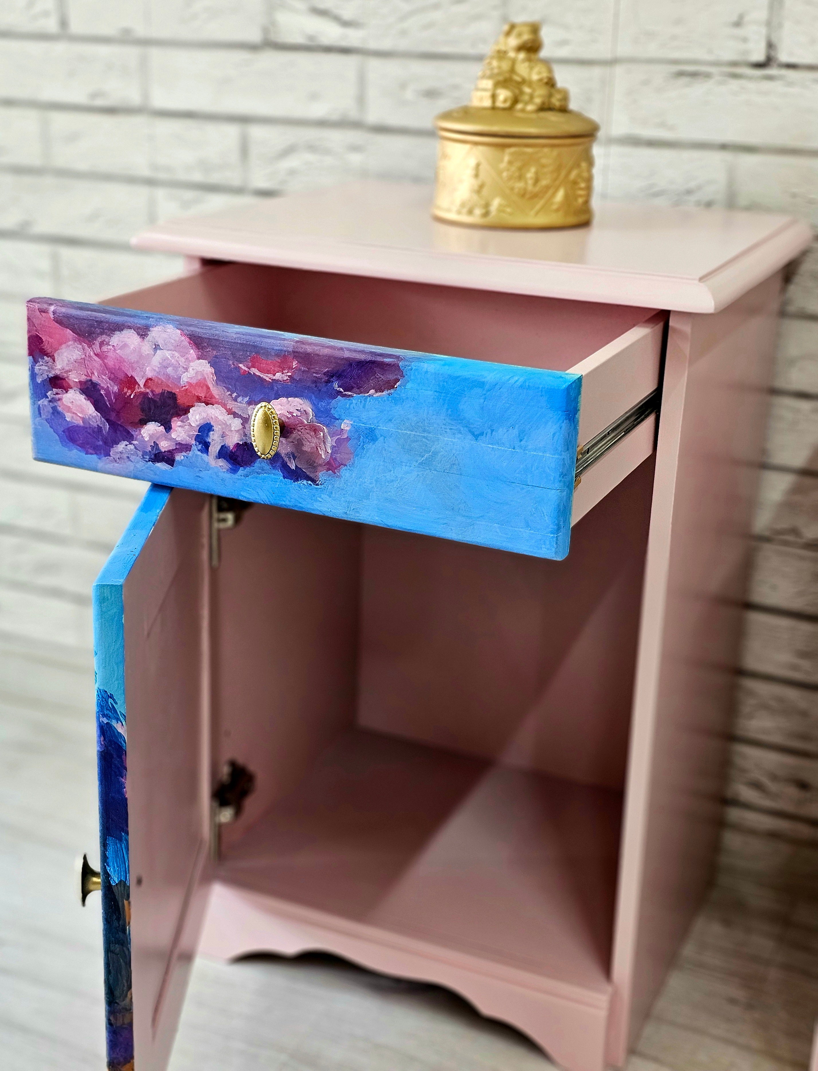 Noptieră roz pictată manual cu peisaj de basm și fluturi, sertar și dulăpior deschis, mobilier recondiționat artistic