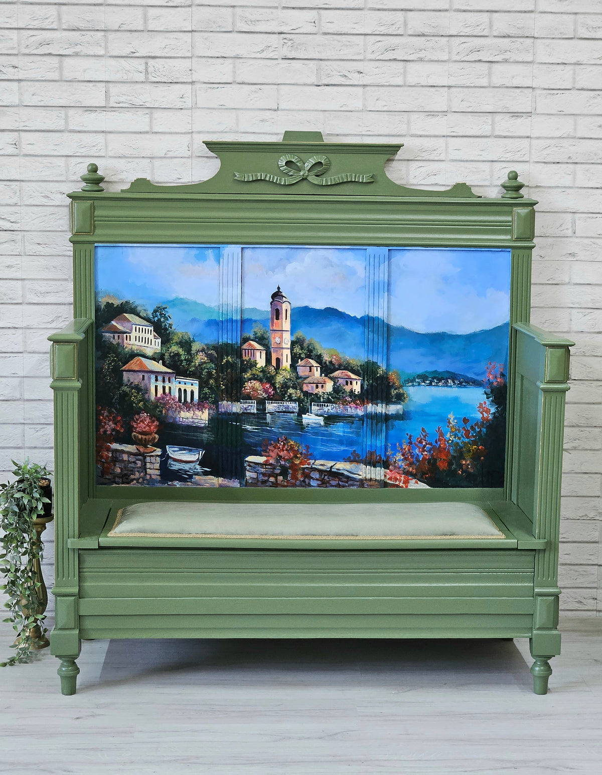 Bancă vintage recondiționată din lemn masiv, pictată manual cu peisaj italian și detalii arhitecturale, verde măsliniu