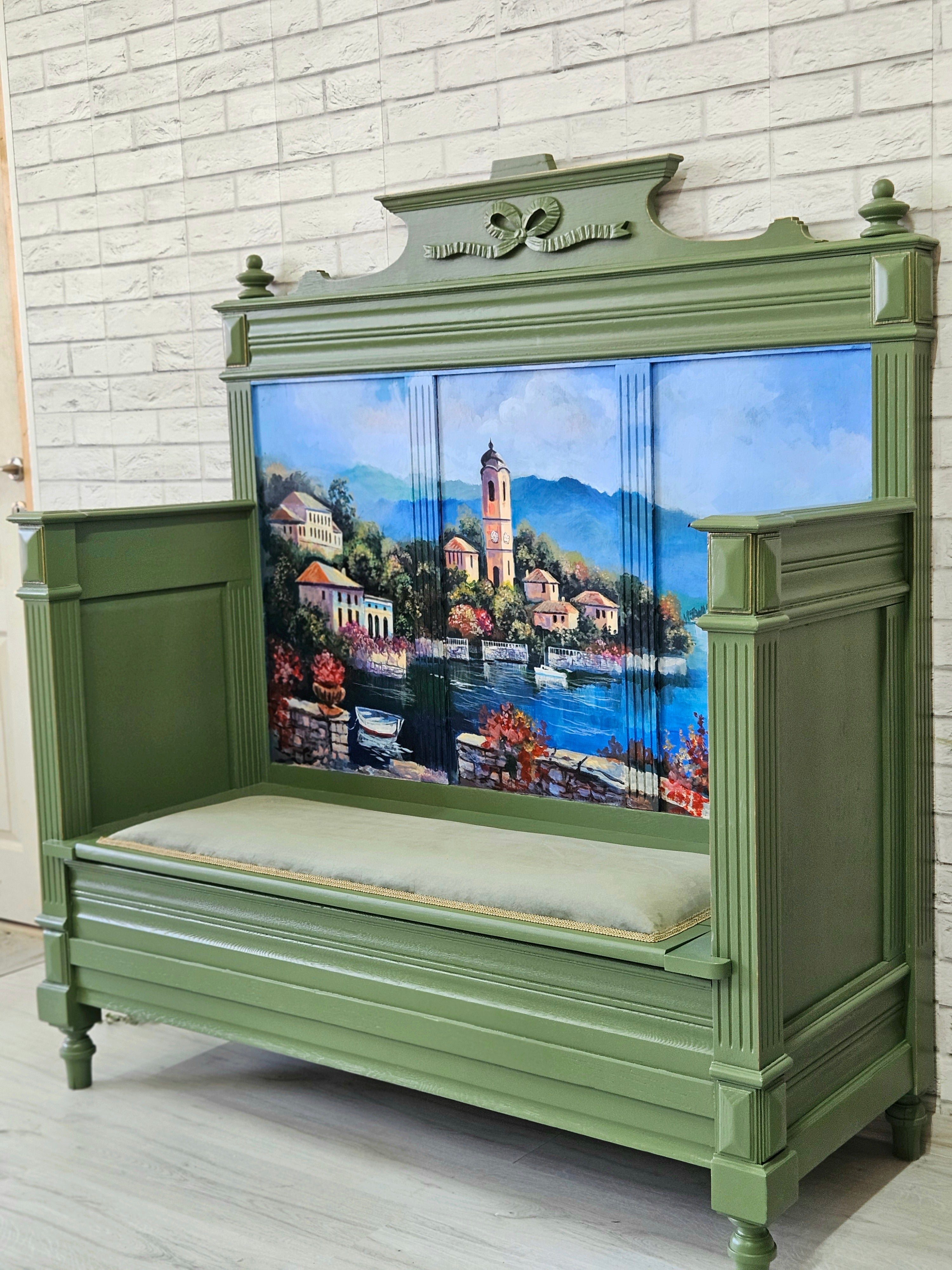 Mobilier artistic unic – bancă pictată manual cu sat italian și clopotniță, lemn masiv verde