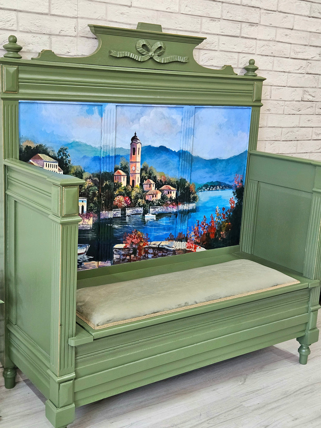 Mobilier pictat manual – bancă recondiționată cu peisaj mediteranean