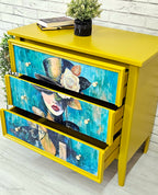 Mobilier personalizat pictat manual, galben și turcoaz cu 3 sertare deschise