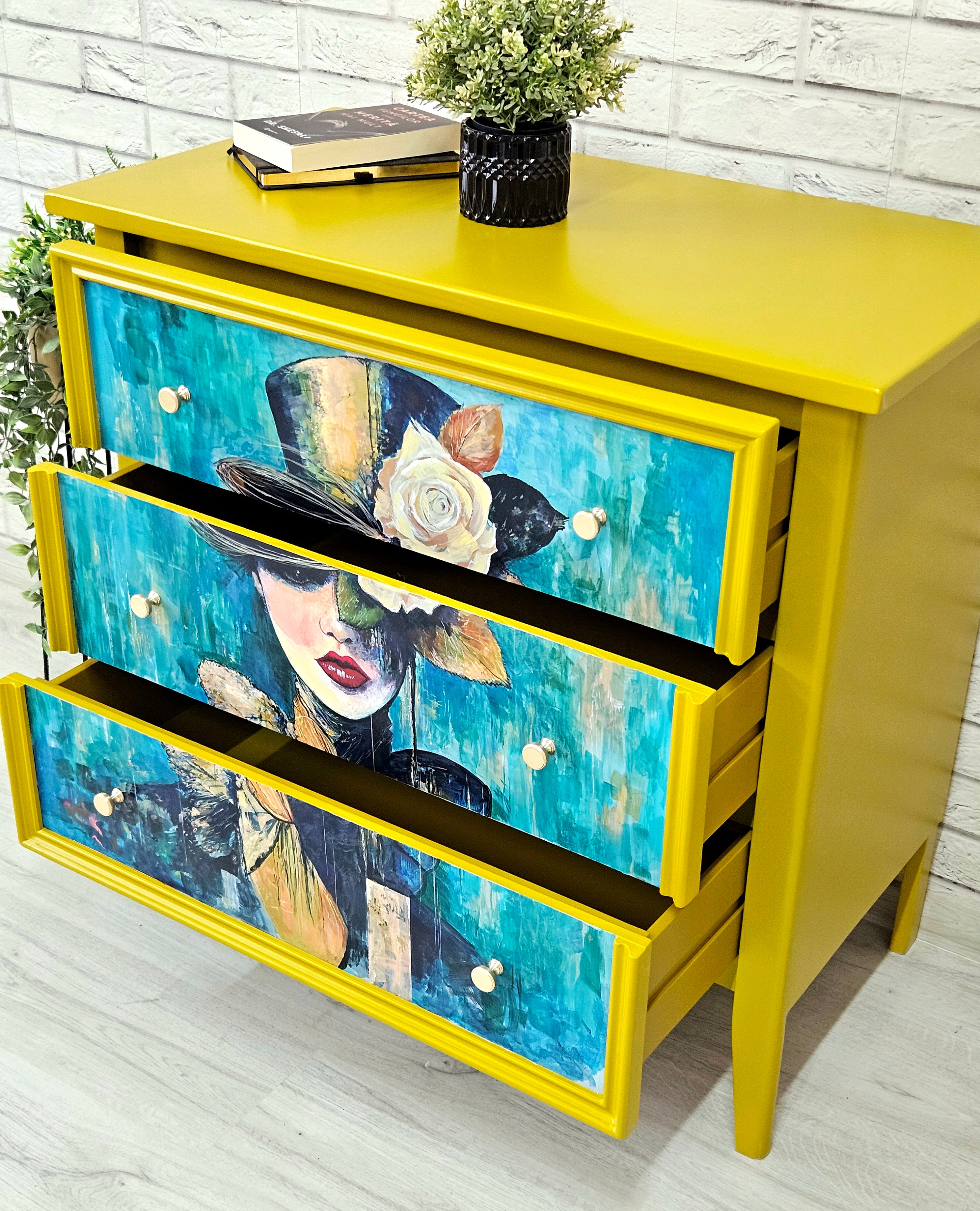 Mobilier personalizat pictat manual, galben și turcoaz cu 3 sertare deschise