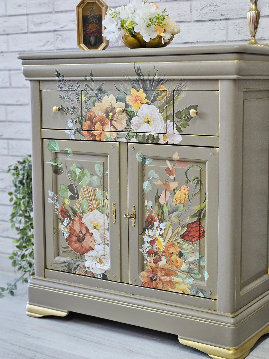 Mobilier vintage restaurat, decorat cu motive florale prin transfer special