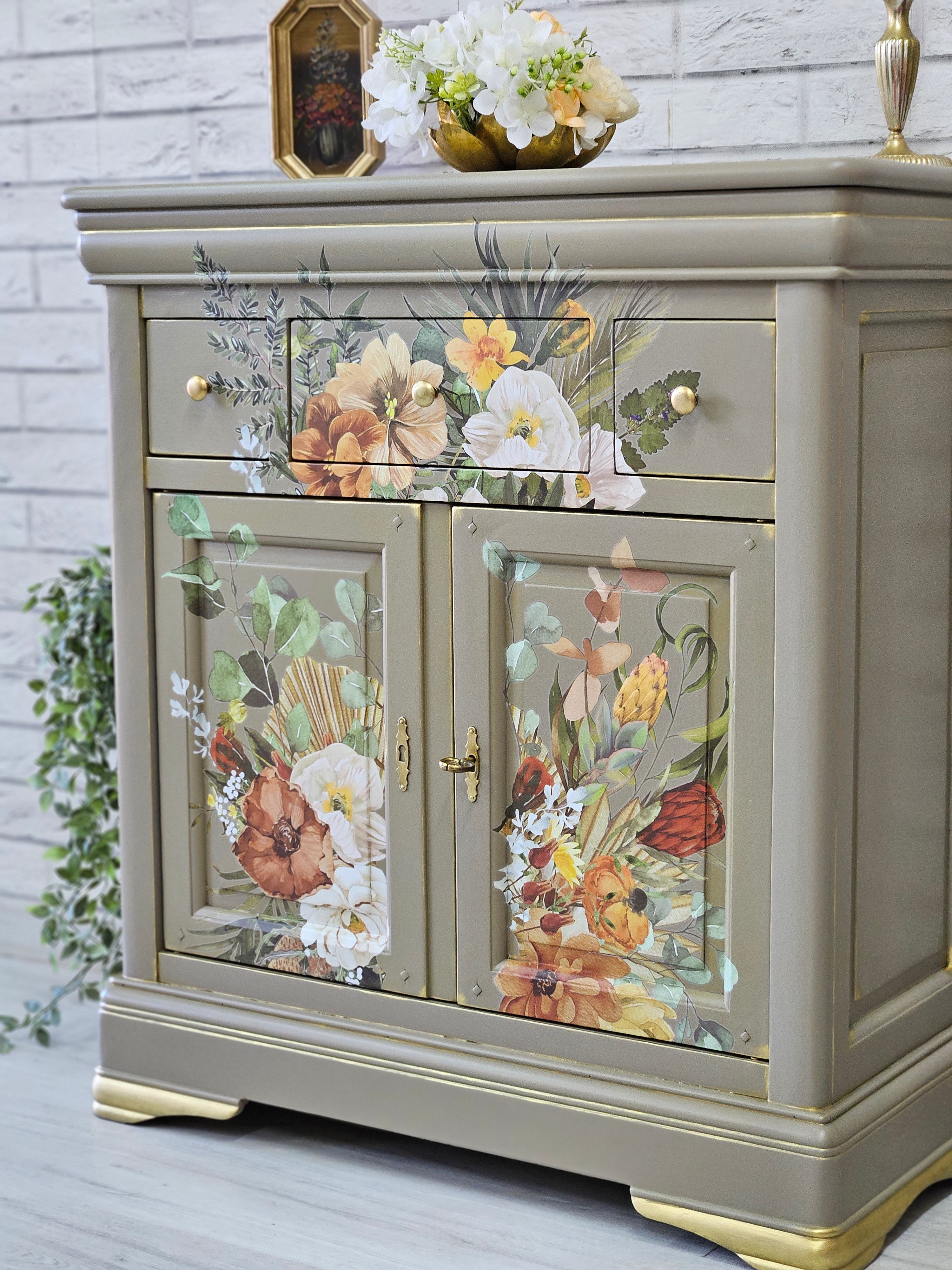 Mobilier vintage restaurat, decorat cu motive florale prin transfer special