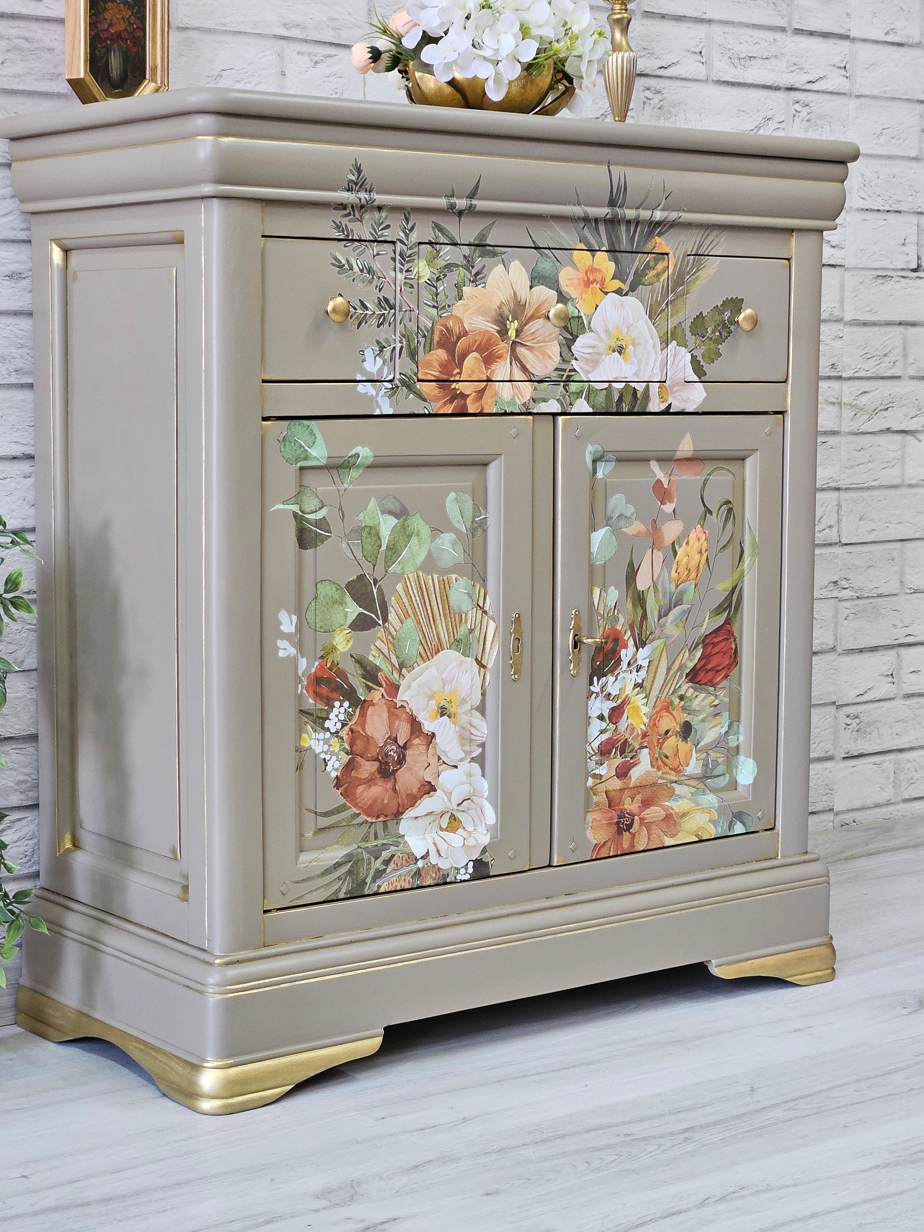 Piesă de mobilier recondiționată, cu design floral elegant și mânere aurii