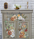 Comodă recondiționată în atelier, decorată cu flori aplicate prin transfer