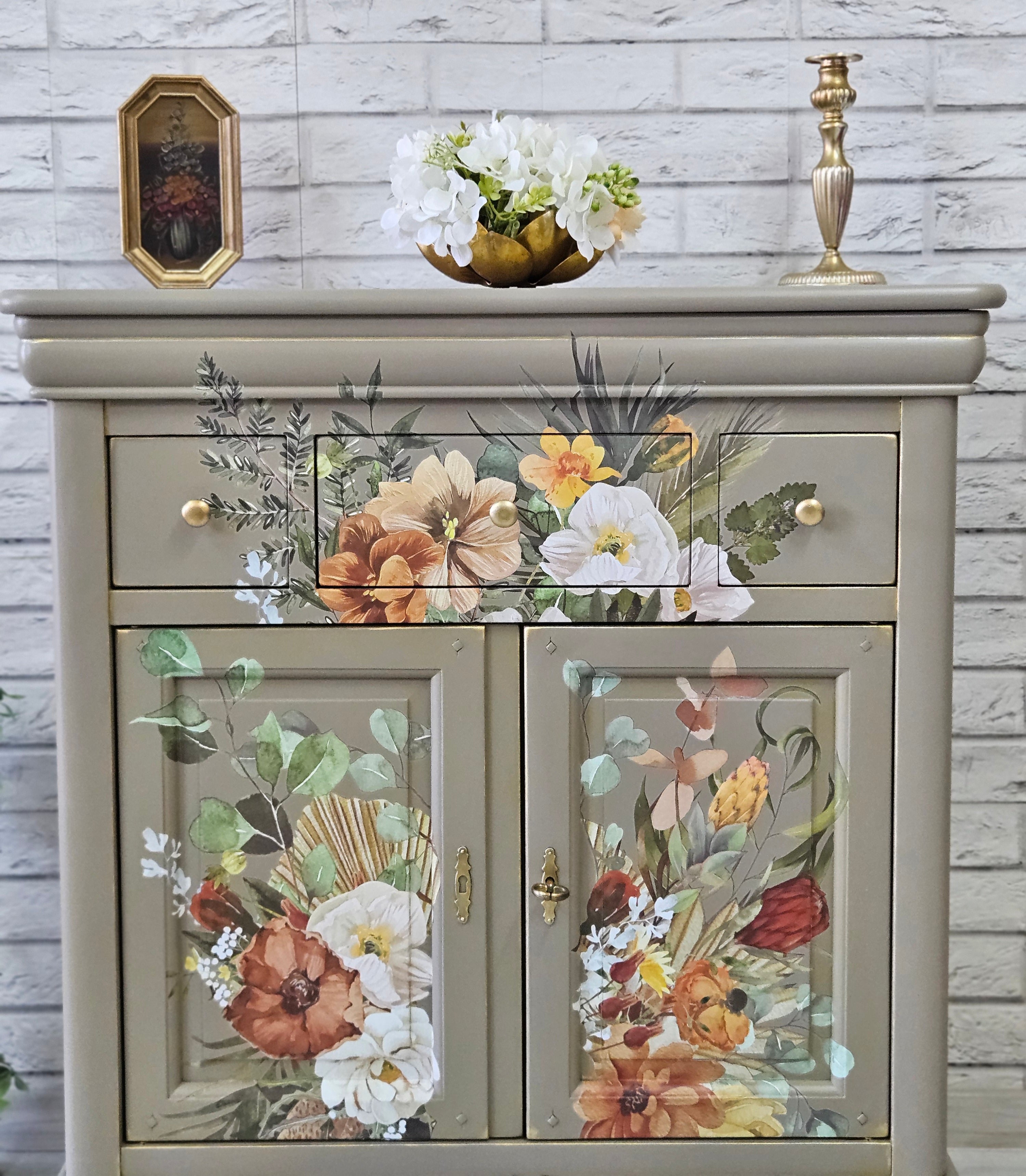Comodă recondiționată în atelier, decorată cu flori aplicate prin transfer