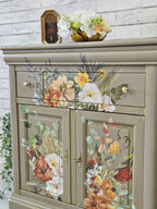 Mobilier elegant, finisat cu accente aurii și transfer floral decorativ