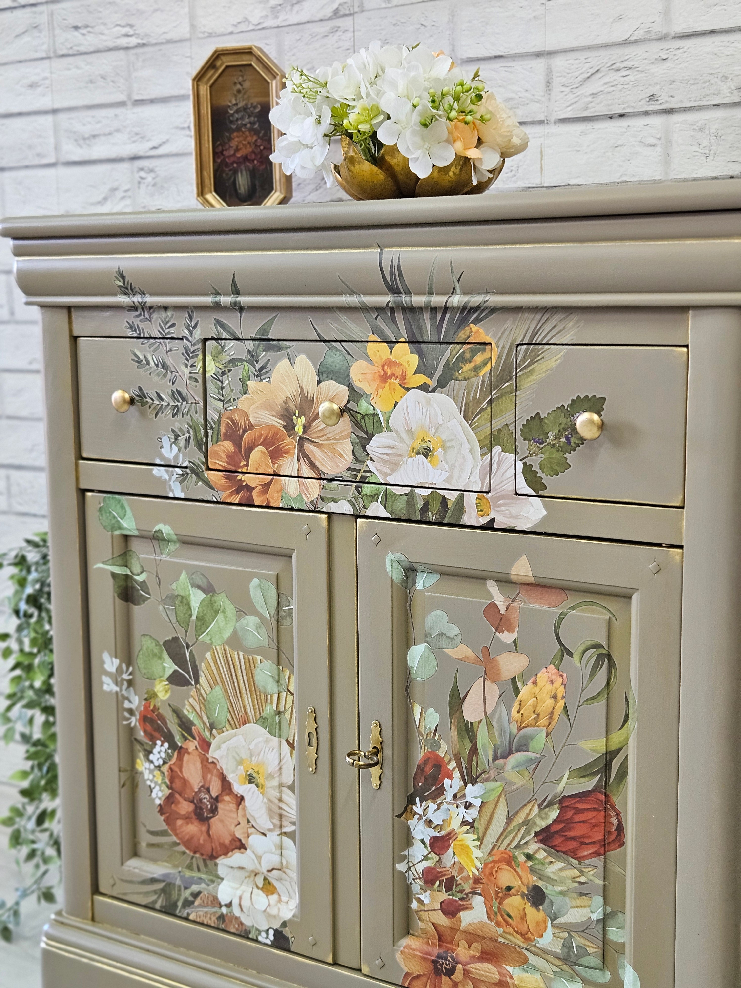 Mobilier elegant, finisat cu accente aurii și transfer floral decorativ