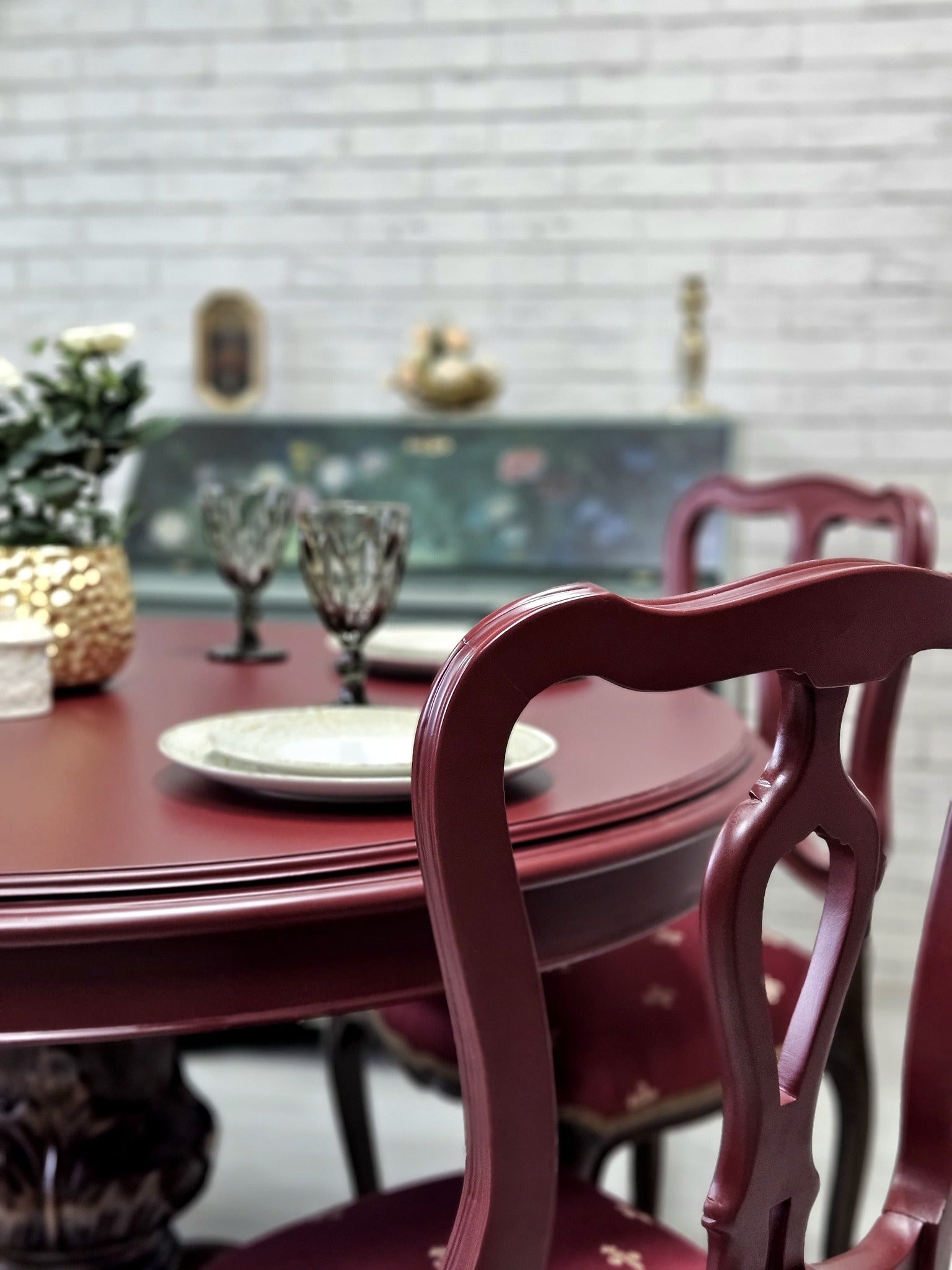 Masă rotundă vintage cu scaune burgundy, detaliu spătar