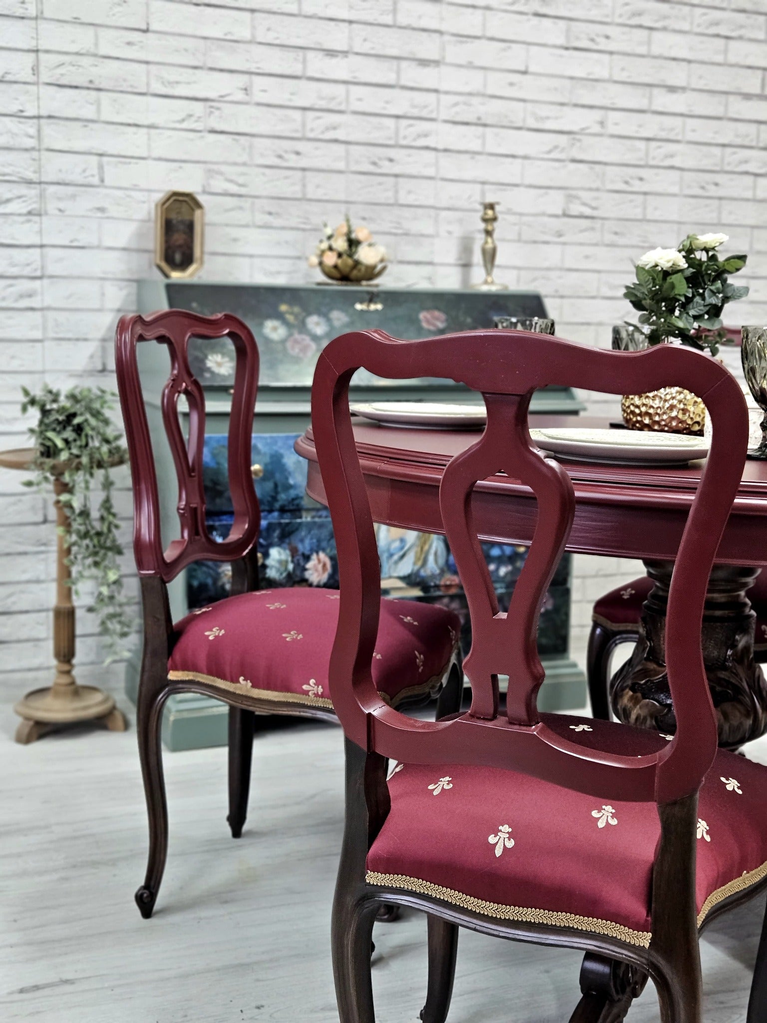 Set dining vintage, masă rotundă și scaune burgundy, vedere laterală