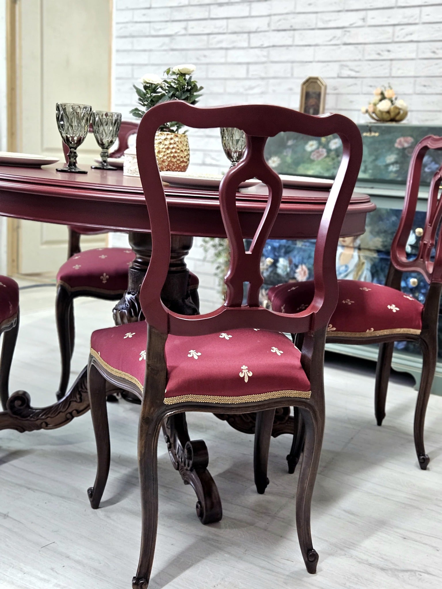 Set complet masă rotundă cu 4 scaune recondiționate, burgundy