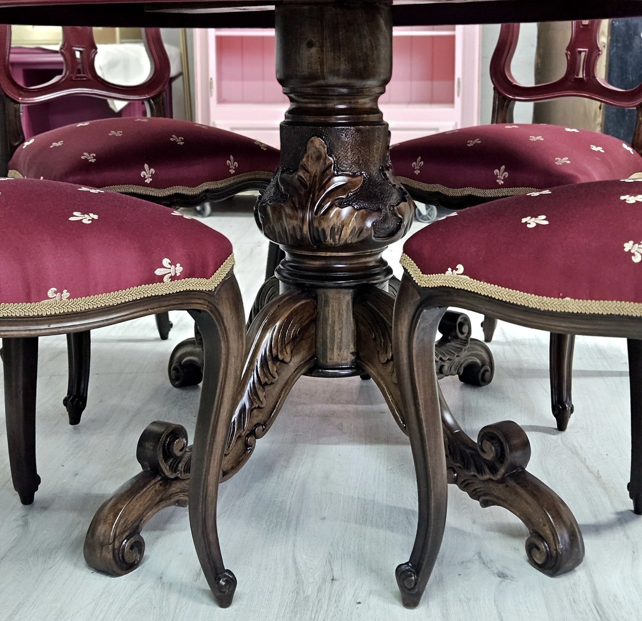 Detaliu sculptură picior masă vintage și scaune burgundy
