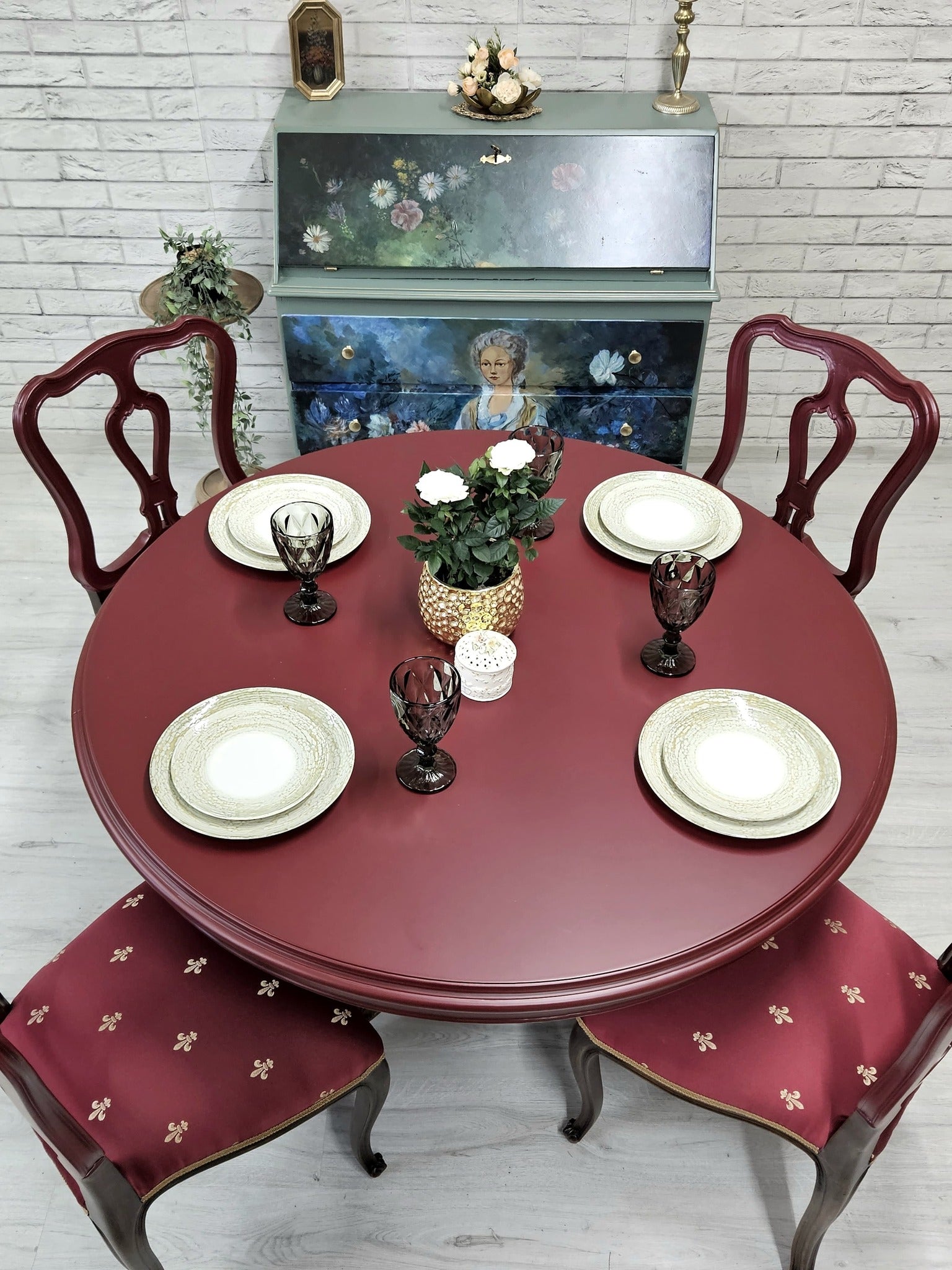 Masă rotundă vintage cu scaune burgundy, decor clasic