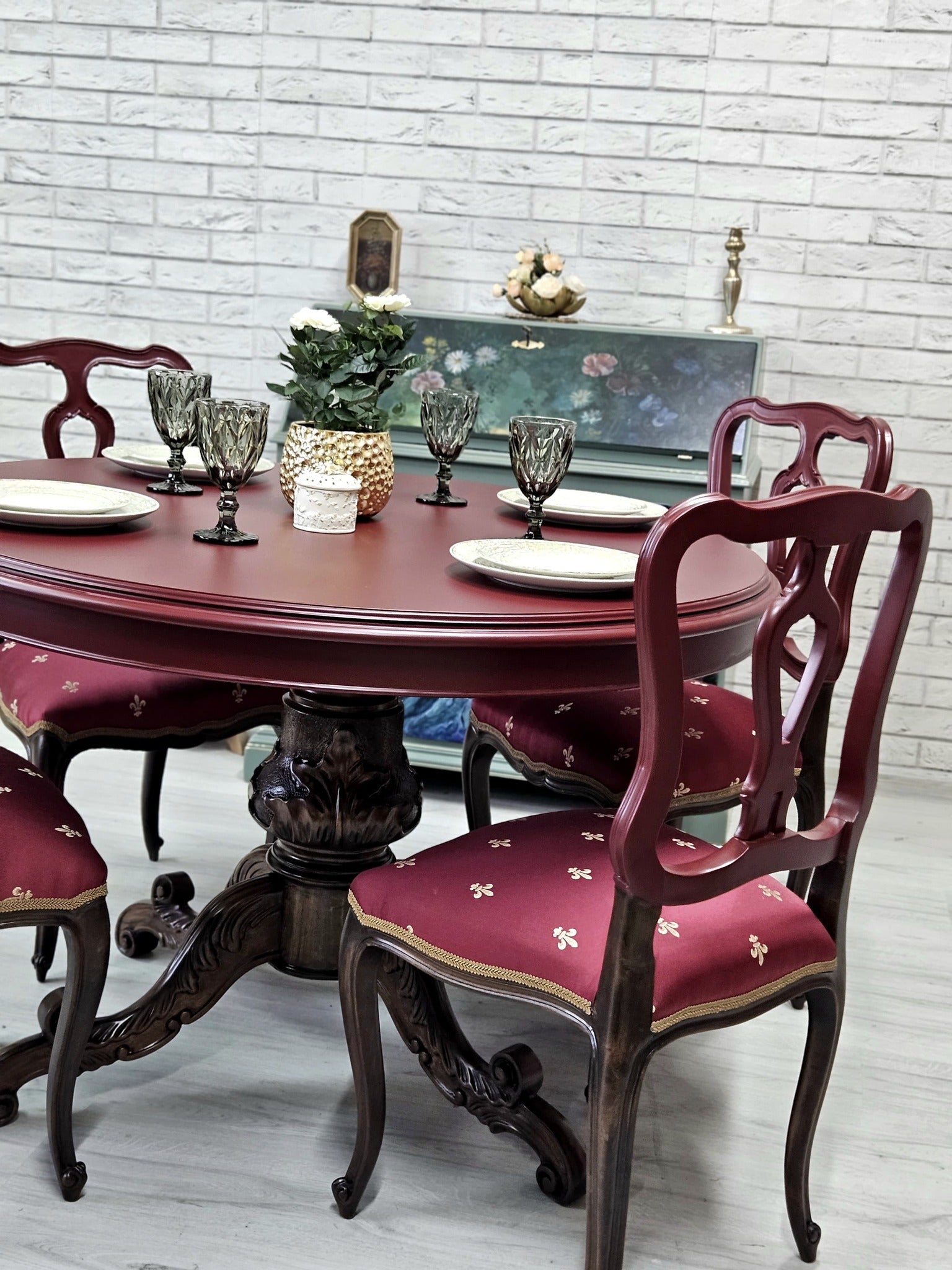 Scaun dining burgundy cu tapițerie clasică și detalii aurii