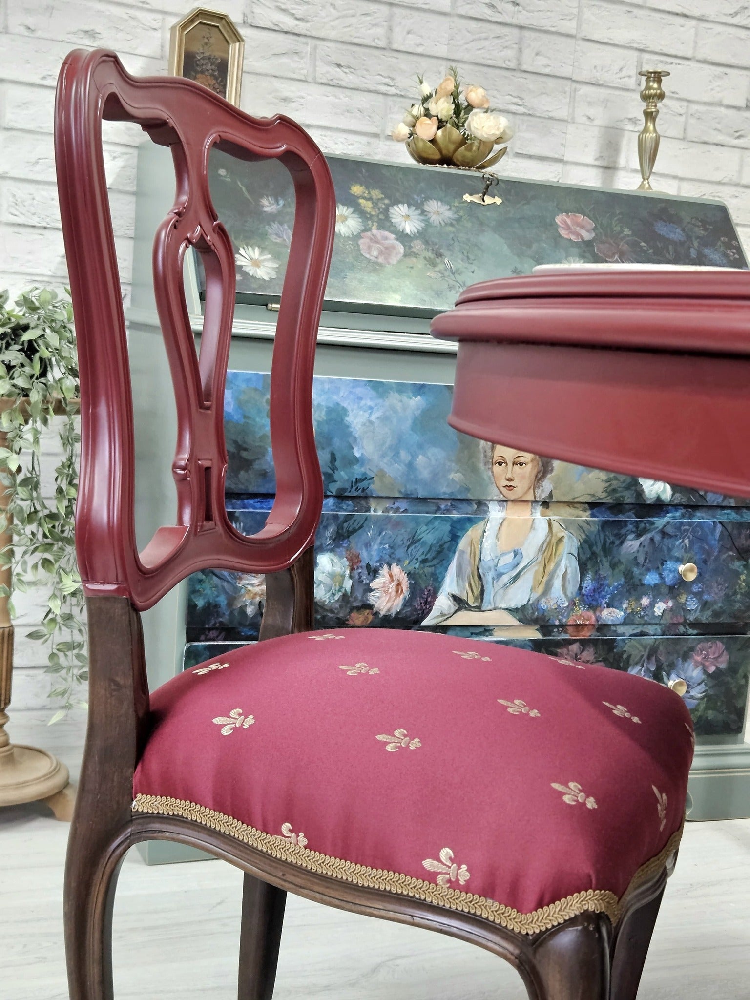 Scaun dining burgundy cu tapițerie clasică și detalii aurii