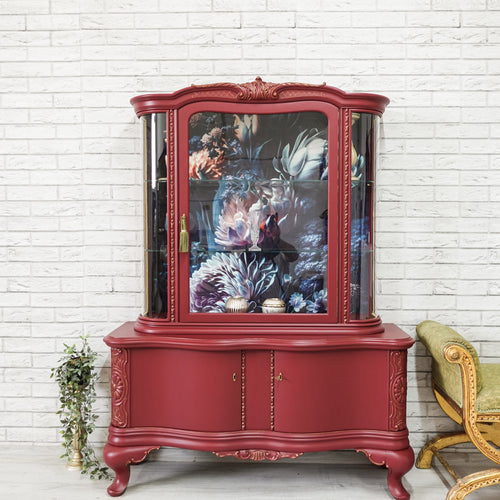 Vitrină baroc roșu burgundy cu geamuri curbate și fundal floral mobilier reconditionat