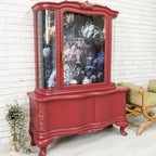 Prima imagine: Vitrină baroc roșu burgundy cu geamuri curbate și fundal floral pictat, mobilier recondiționat.