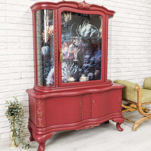 Prima imagine: Vitrină baroc roșu burgundy cu geamuri curbate și fundal floral pictat, mobilier recondiționat.