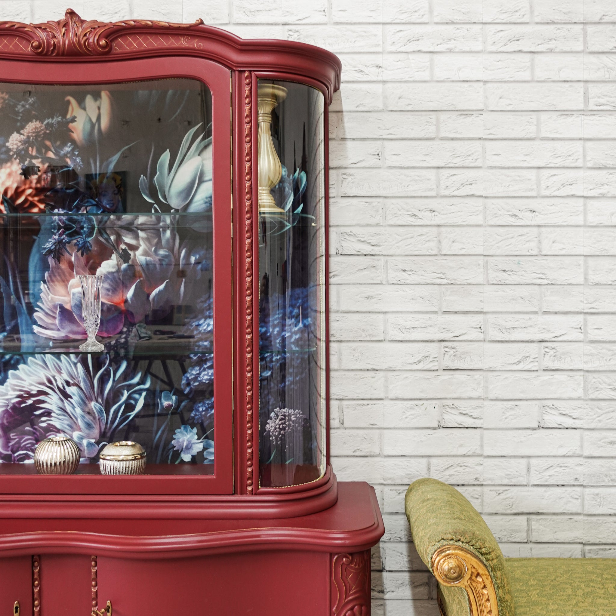 Vitrină baroc roșu burgundy cu geamuri curbate și fundal floral pictat, mobilier recondiționat.
