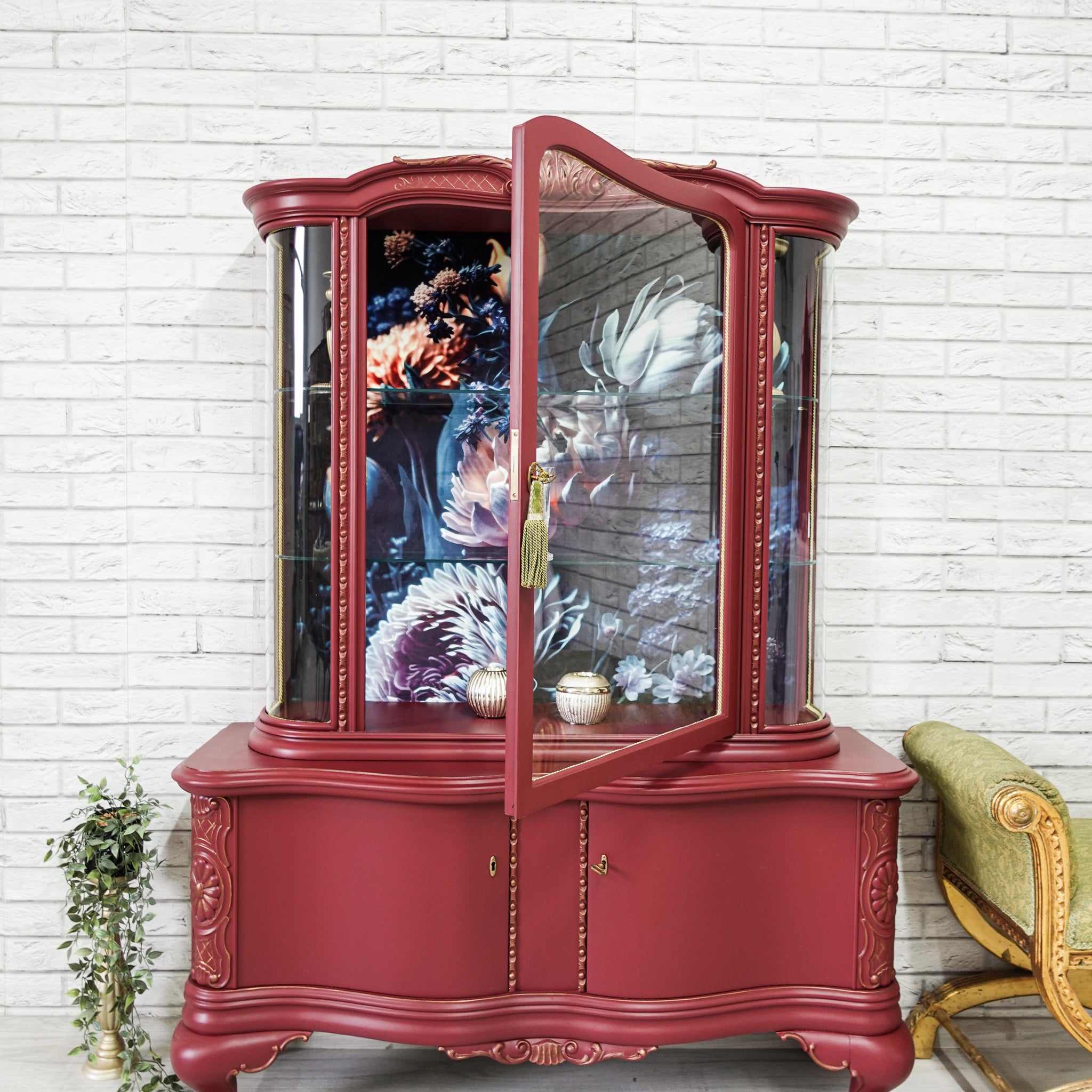 Vitrină vintage burgundy cu ușă deschisă și fundal floral, mobilier recondiționat elegant.
