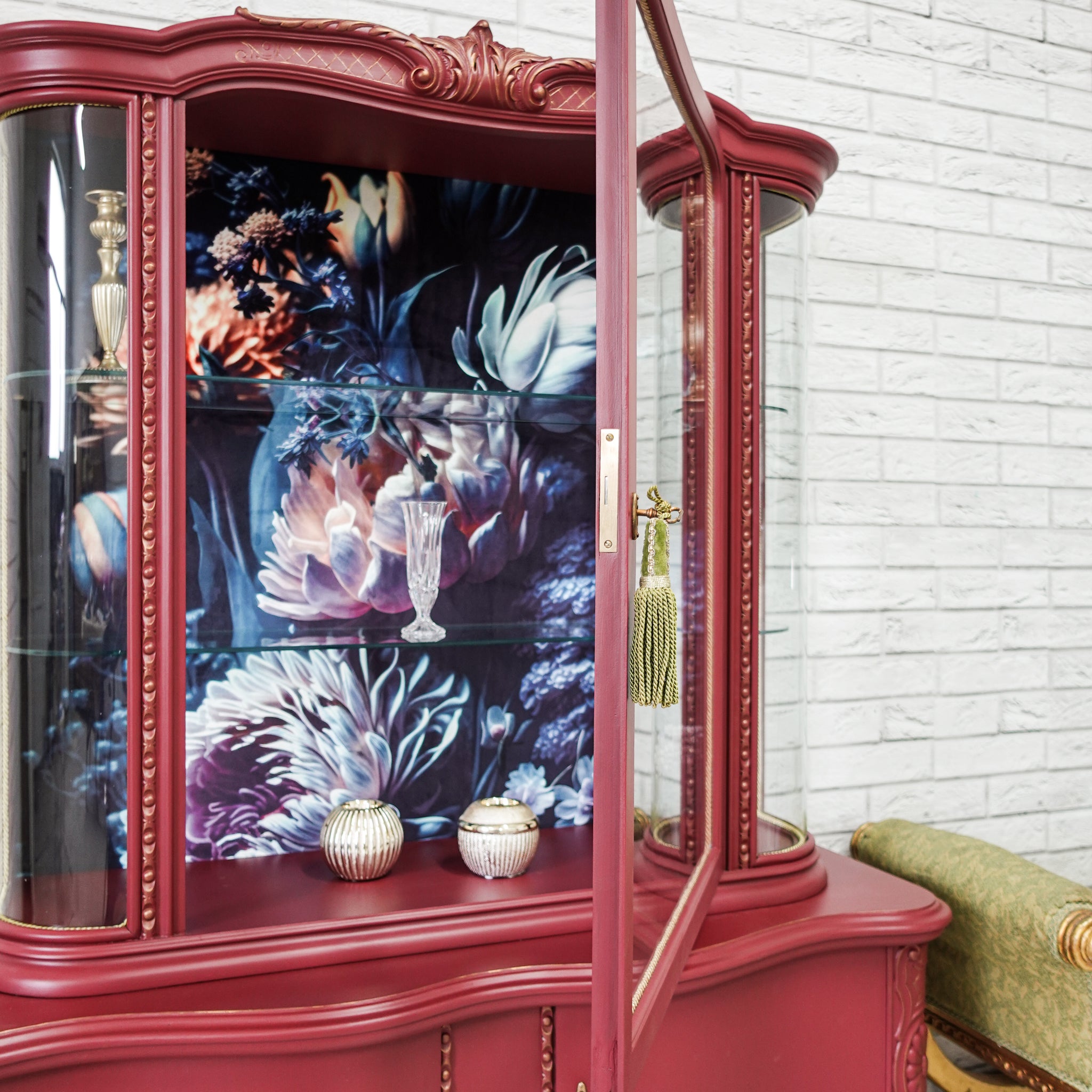 Vitrină vintage burgundy cu ușă deschisă și fundal floral, mobilier recondiționat elegant.