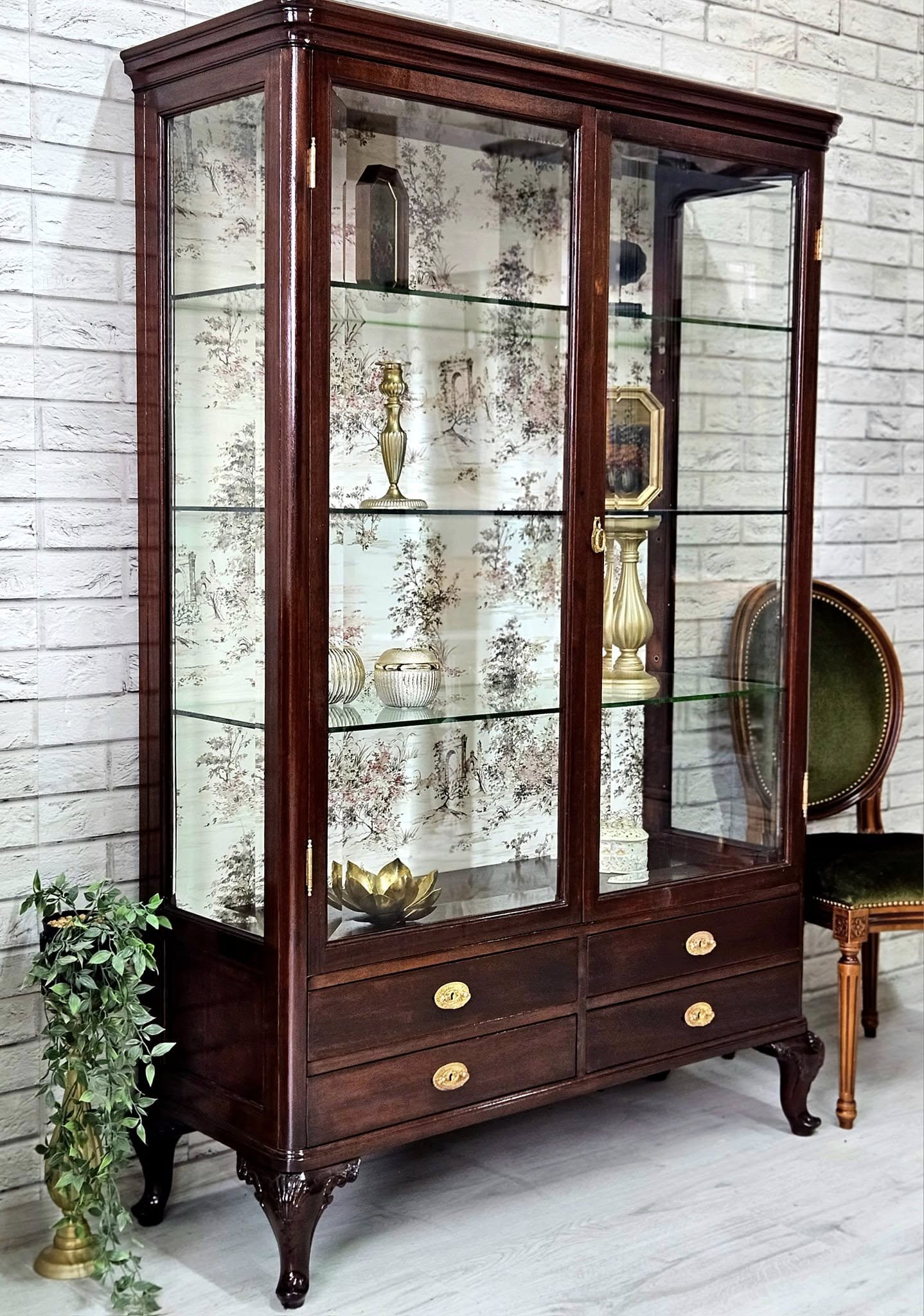 Vitrină vintage recondiționată, lemn masiv cu sertare și geamuri de sticlă, interior tapetat clasic