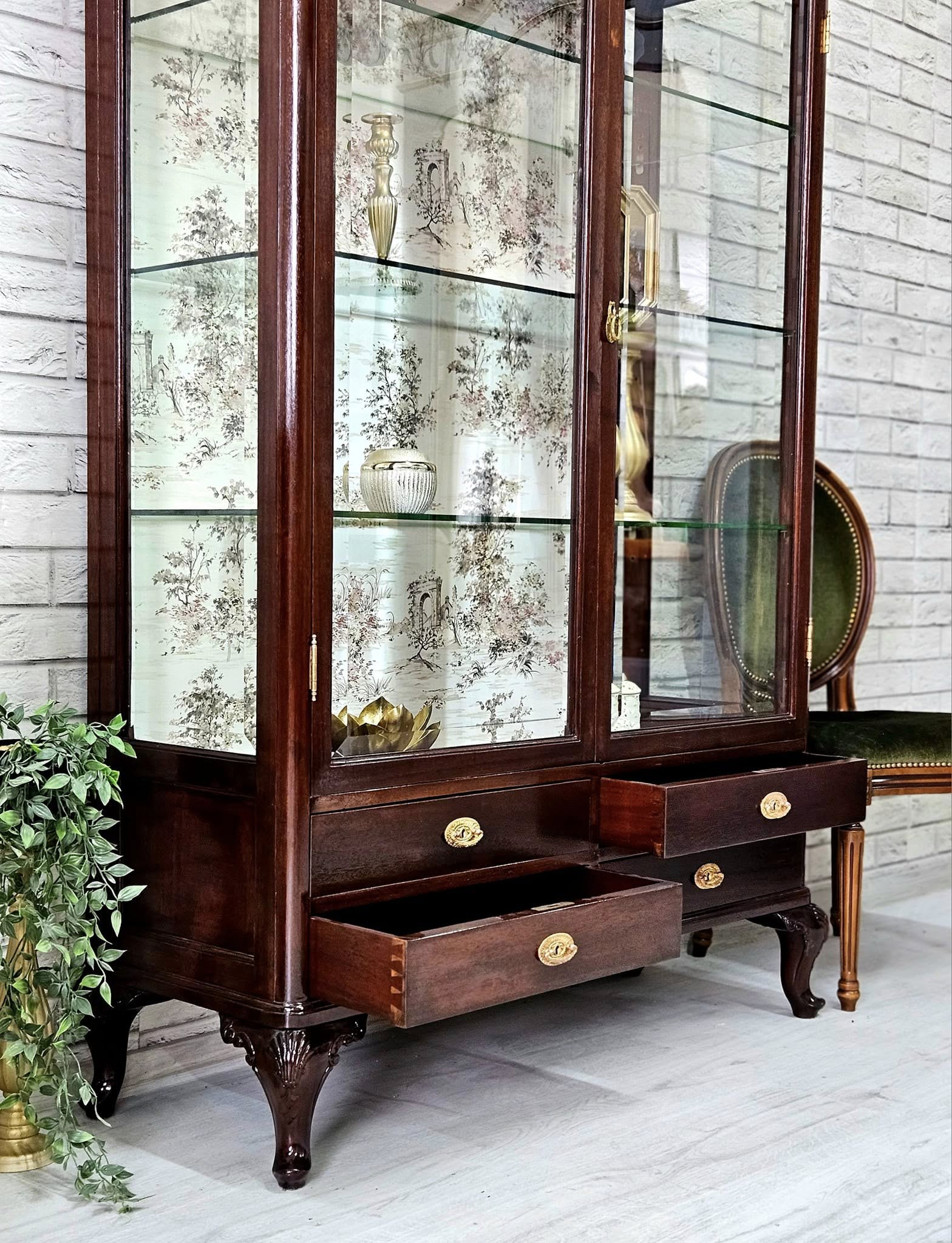 Detaliu sertare vitrină vintage, mânere aurii ornamentale
