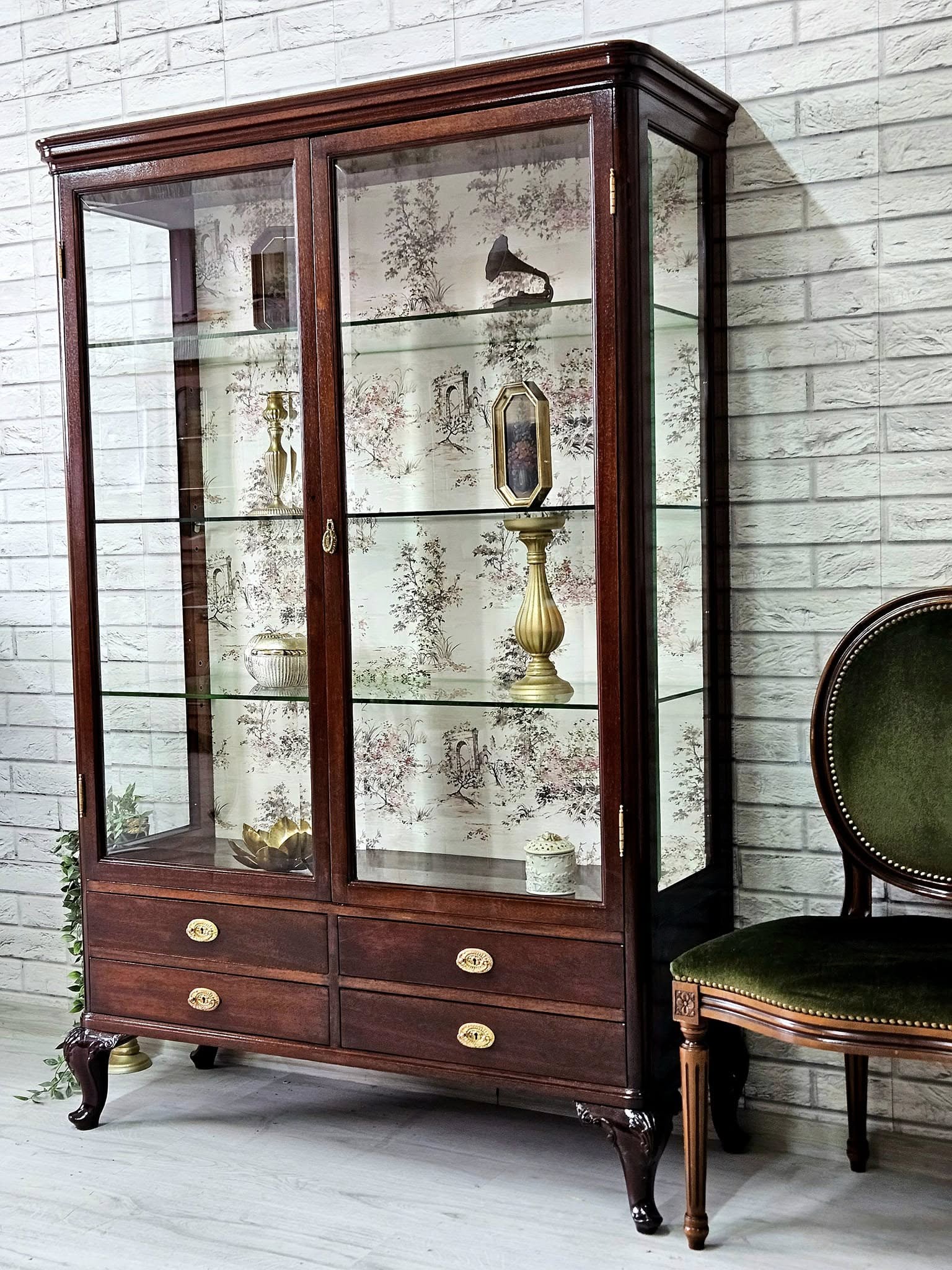 Vitrină cu interior decorat și rafturi din sticlă, mobilier vintage recondiționat
